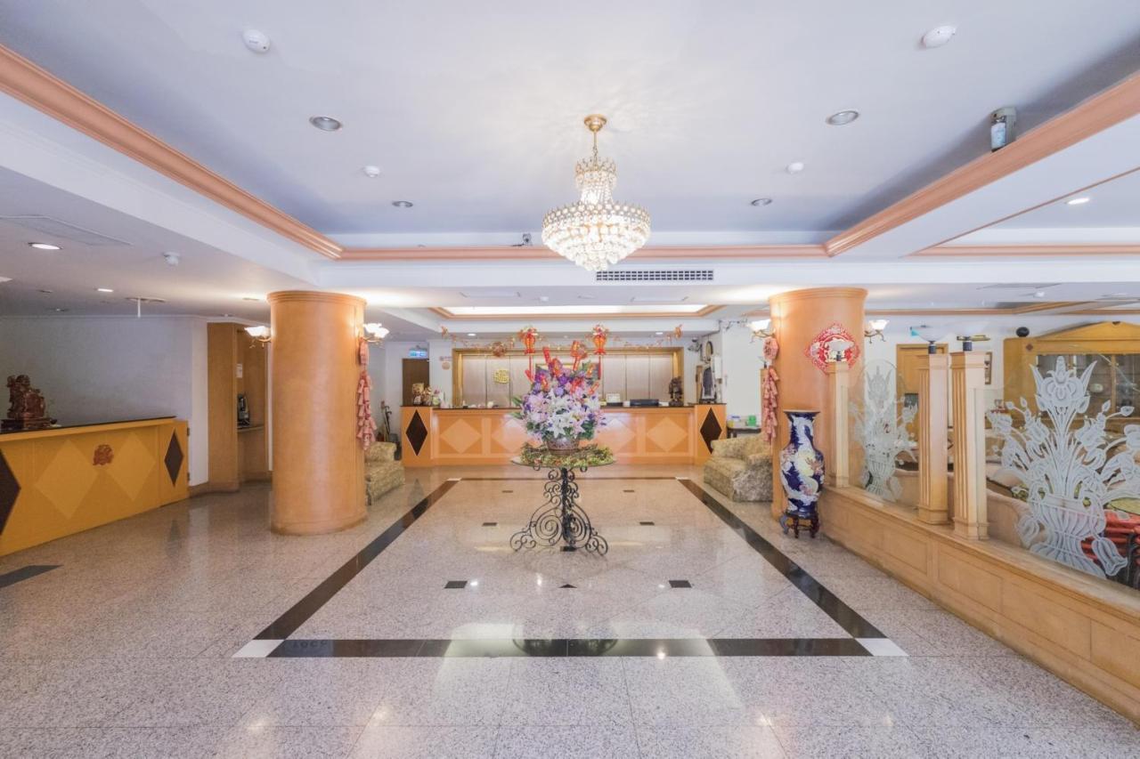 Tzu Chi Hotel Pingtung Extérieur photo