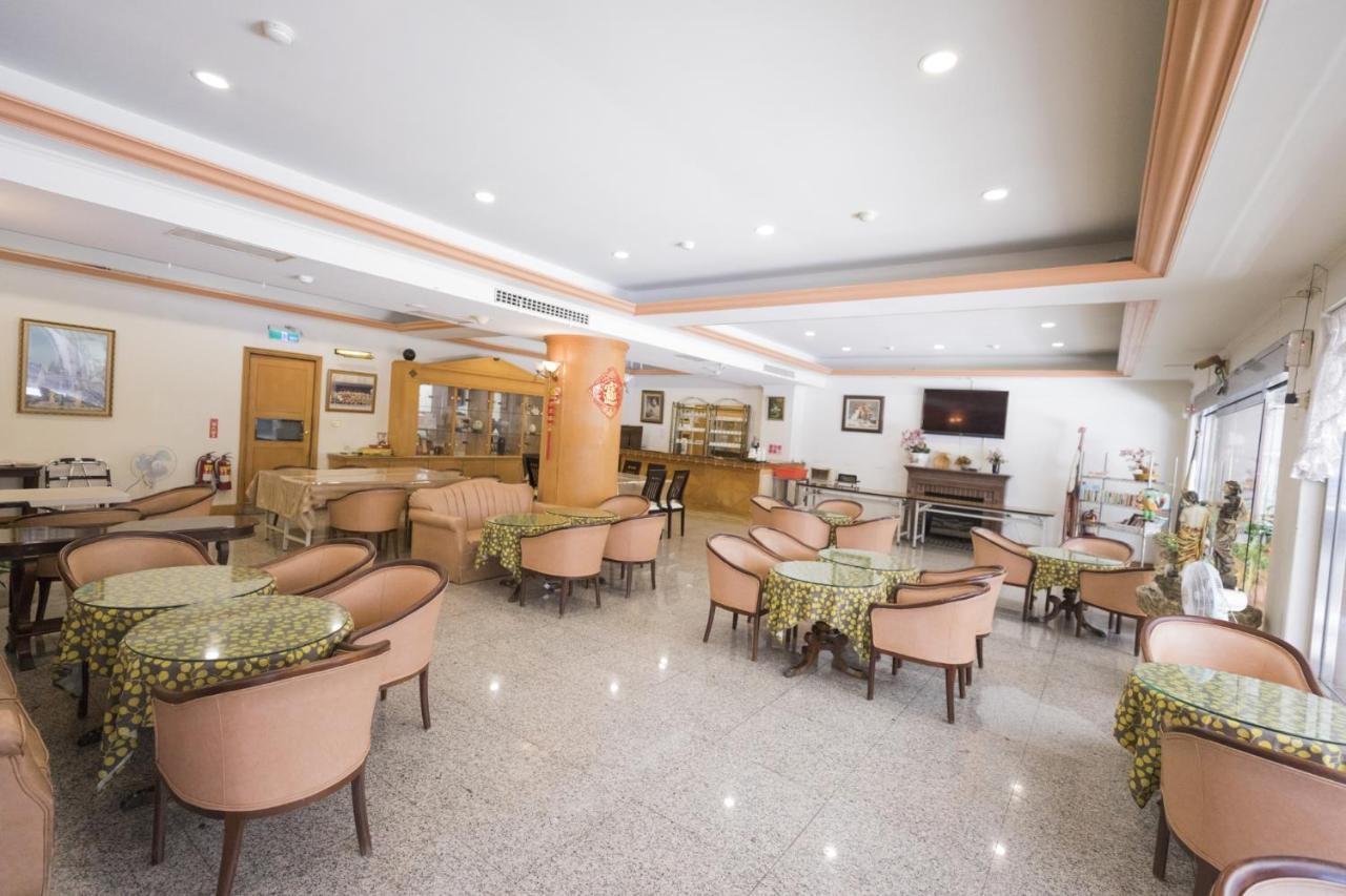 Tzu Chi Hotel Pingtung Extérieur photo