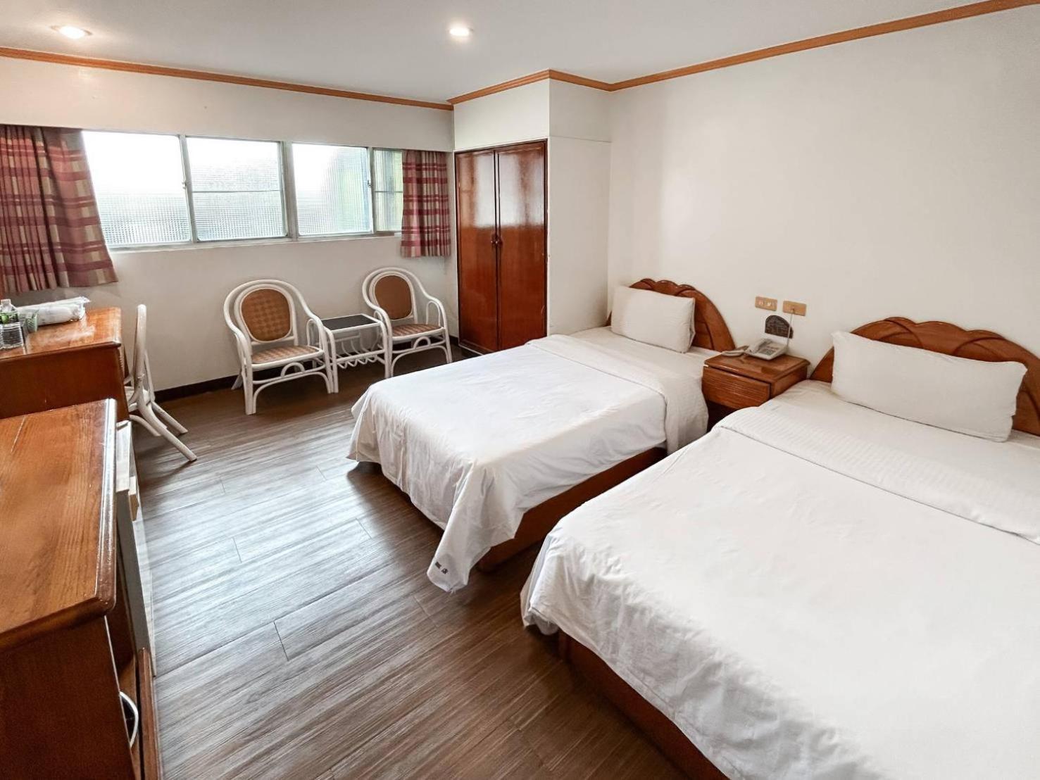 Tzu Chi Hotel Pingtung Extérieur photo