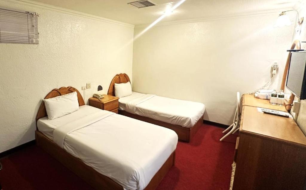 Tzu Chi Hotel Pingtung Extérieur photo